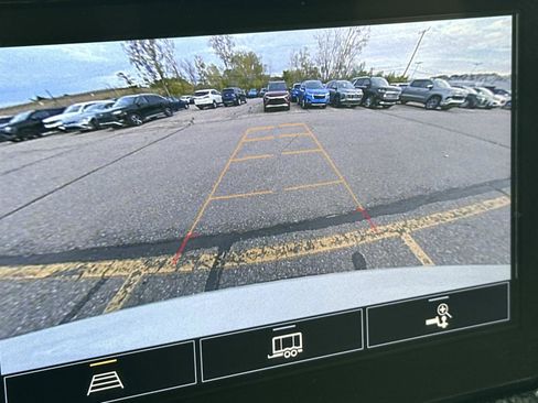 Used 2023 Chevrolet Traverse LT image 30