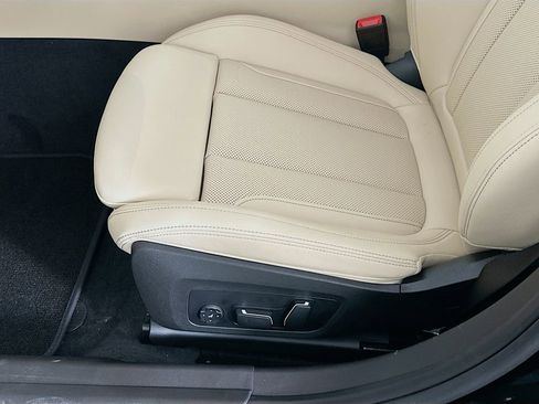 Used 2025 BMW 330i Sedan w/ Convenience Package image 21