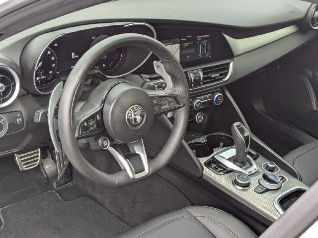 Used 2025 Alfa Romeo Giulia AWD image 2