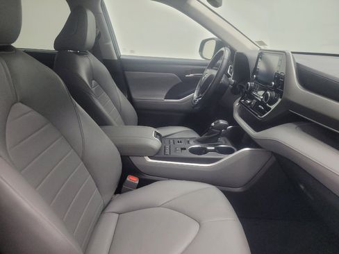 Used 2020 Toyota Highlander XLE AWD/4WD image 21