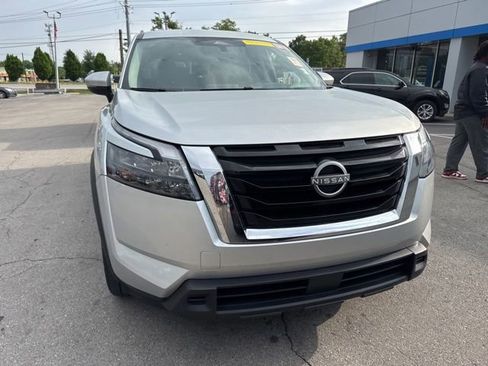 Used 2025 Nissan Pathfinder SV FWD image 2