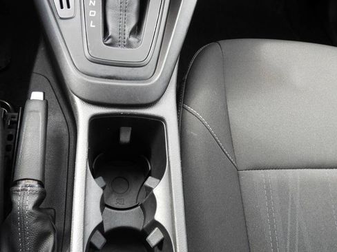 Used 2017 Ford Focus SE FWD image 37