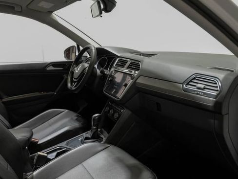 Used 2018 Volkswagen Tiguan SE w/ Panoramic Sunroof Package FWD image 15