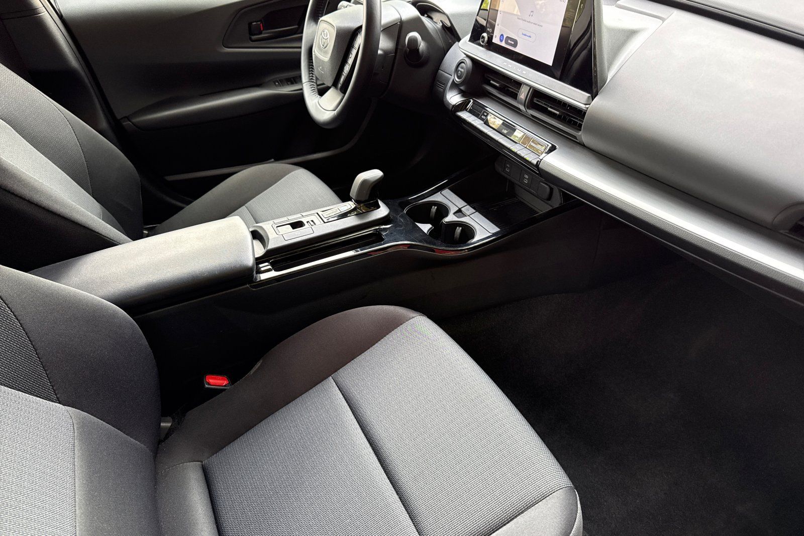 Used 2025 Toyota Prius LE FWD image 18