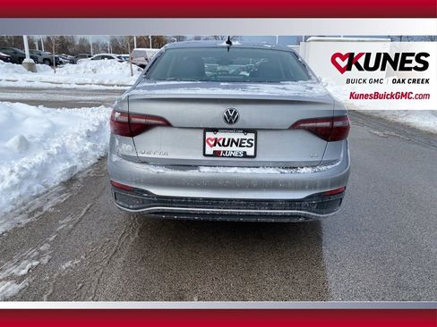 Used 2024 Volkswagen Jetta SE image 4