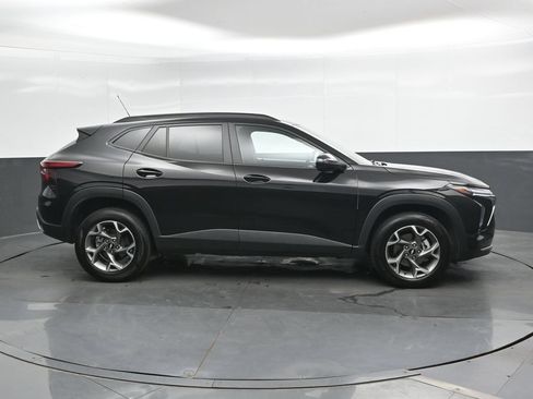 Used 2025 Chevrolet Trax LT FWD image 3