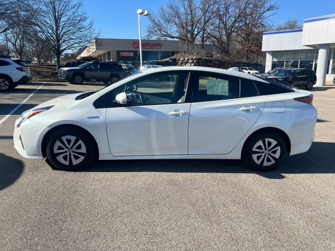 Used 2018 Toyota Prius Four w/ Advanced Technology Package image 4