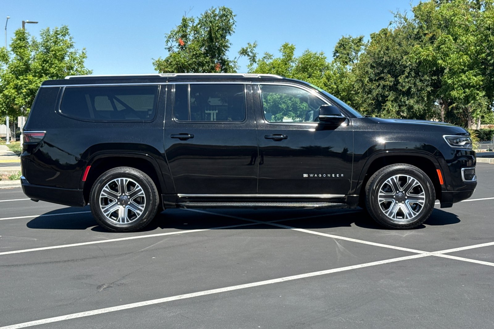 Used 2023 Jeep Wagoneer L Series II RWD image 10