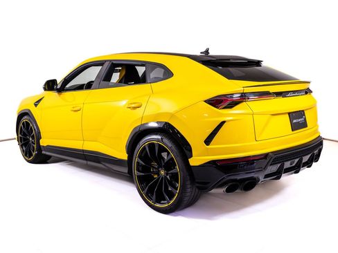 Used 2021 Lamborghini Urus AWD/4WD image 3