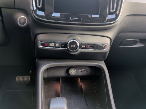 Used 2025 Volvo XC40 B5 Core image 31