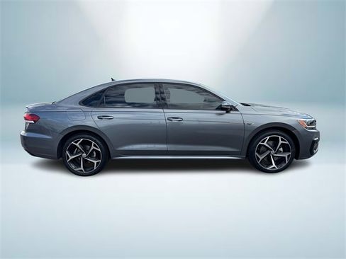 Certified 2022 Volkswagen Passat 2.0T R-Line image 4