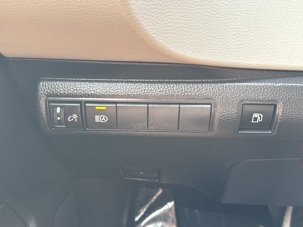 Used 2025 Toyota Corolla LE AWD/4WD image 33