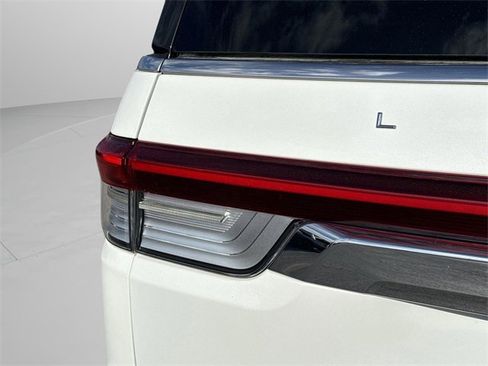 Certified 2023 Lincoln Navigator L Reserve image 18