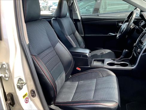 Used 2015 Toyota Camry SE w/ Moonroof Package image 9