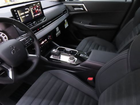 New 2025 Mitsubishi Outlander SE image 20