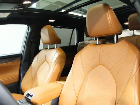 Used 2025 Toyota Highlander Platinum image 6