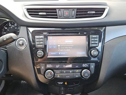 Used 2016 Nissan Rogue SV w/ SV Premium Package AWD/4WD image 18