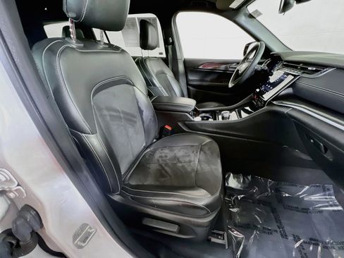 Used 2023 Jeep Grand Cherokee L Laredo image 29