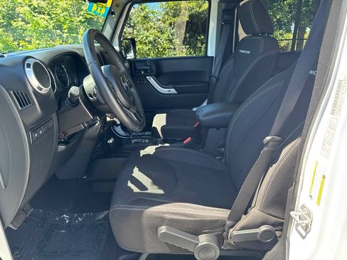 Used 2016 Jeep Wrangler Unlimited Rubicon w/ Connectivity Group AWD/4WD image 14