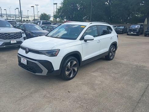 Used 2025 Volkswagen Taos SE AWD/4WD image 1