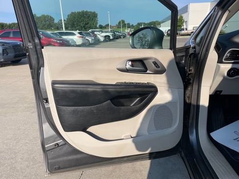 Used 2021 Chrysler Pacifica Touring-L FWD image 20