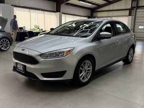Used 2017 Ford Focus SE FWD image 5