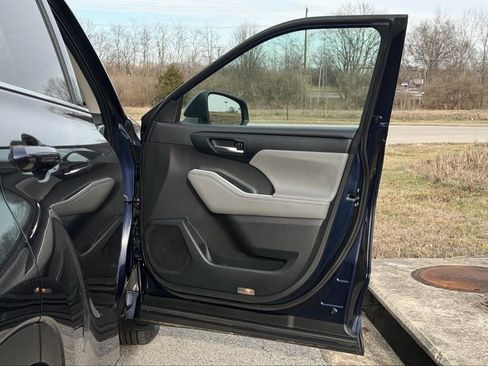 Used 2022 Toyota Highlander XLE image 25