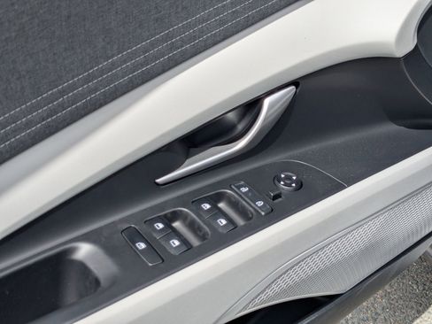 New 2025 Hyundai Elantra Limited image 16