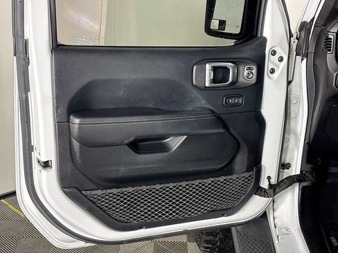 Used 2018 Jeep Wrangler Unlimited Sahara w/ Uconnect 4C Nav & Sound Group image 10