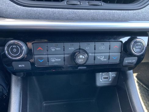 Used 2025 Jeep Compass Latitude w/ Sun & Sound Group AWD/4WD image 44