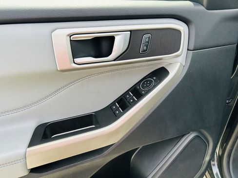 Used 2022 Ford Explorer XLT w/ Equipment Group 202A image 12