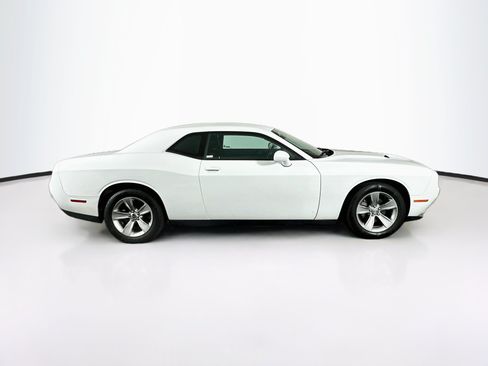 Used 2017 Dodge Challenger SXT RWD image 10