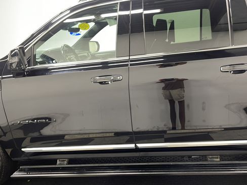 Used 2023 GMC Yukon XL Denali w/ Denali Reserve Package RWD image 14