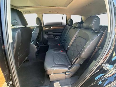 Used 2025 Volkswagen Atlas SE AWD/4WD image 17