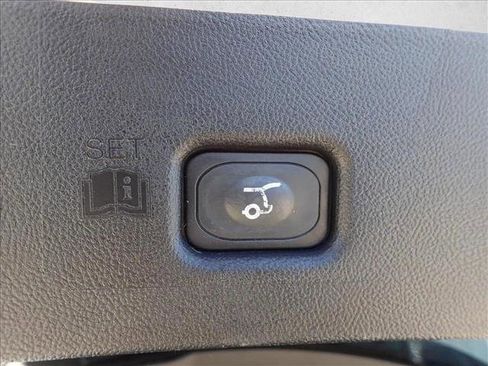 Used 2016 Lincoln MKX Reserve w/ Climate Package AWD/4WD image 9