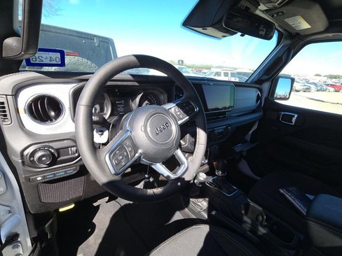 Used 2025 Jeep Wrangler Unlimited Sahara w/ Safety Group image 9