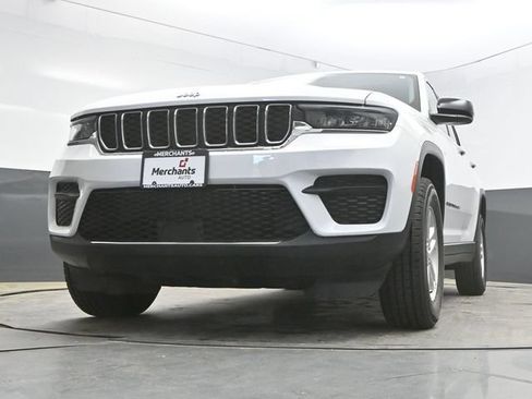 Used 2022 Jeep Grand Cherokee Laredo AWD/4WD image 40