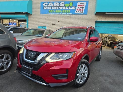 Used 2017 Nissan Rogue SV w/ SV Premium Package image 2