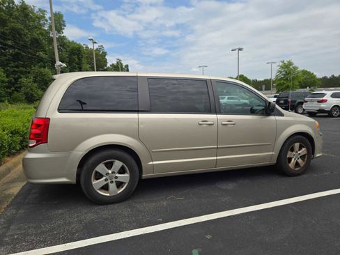 Used 2016 Dodge Grand Caravan SE w/ Quick Order Package 29E SE FWD image 2