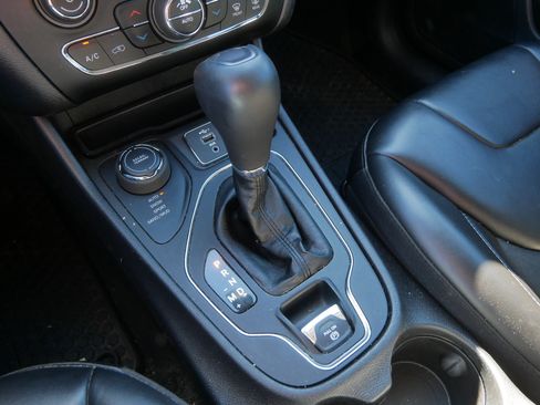 Used 2020 Jeep Cherokee Latitude Plus w/ Comfort/Convenience Group AWD/4WD image 27