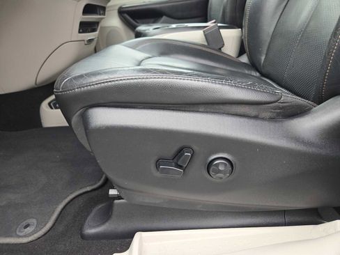 Used 2019 Chrysler Pacifica Touring-L Plus w/ Advanced Safetytec Group image 21