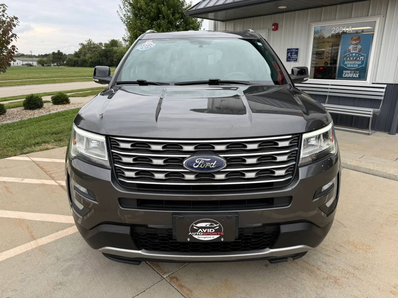 Used 2017 Ford Explorer XLT FWD image 3