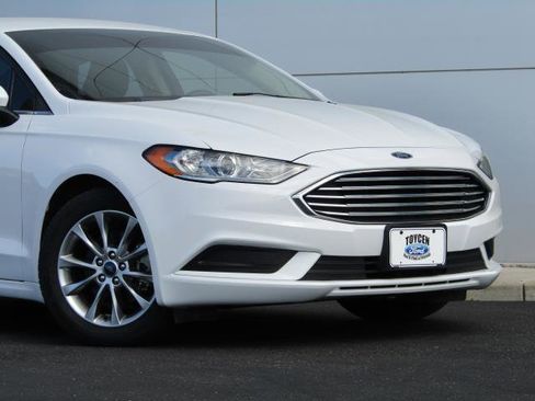 Certified 2017 Ford Fusion SE FWD image 4