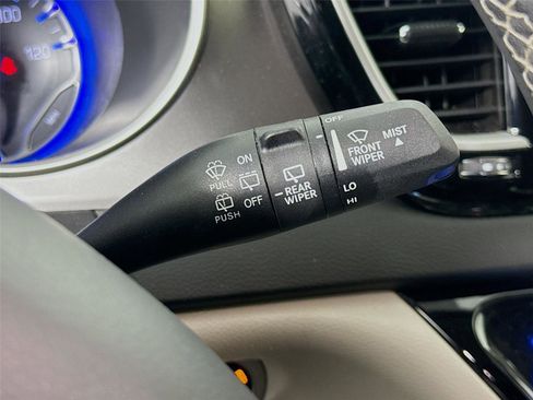 Used 2023 Chrysler Pacifica Touring-L FWD image 7
