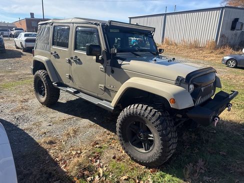 Used 2017 Jeep Wrangler Unlimited Sahara w/ Connectivity Group image 12