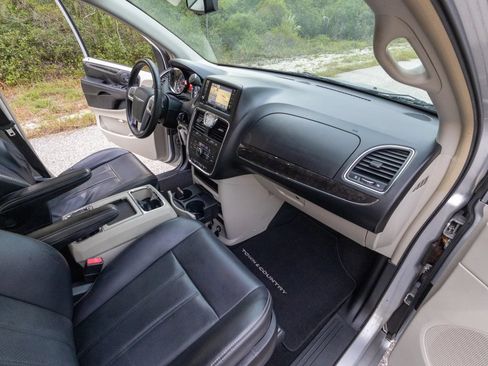 Used 2012 Chrysler Town & Country Touring w/ Entertainment Group #1 FWD image 9