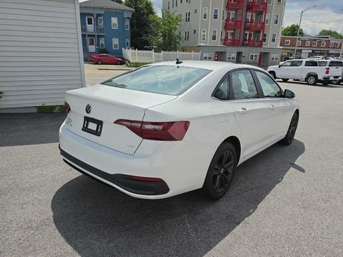 Used 2024 Volkswagen Jetta SE FWD image 6