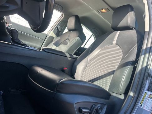 Used 2023 Toyota Camry SE image 9