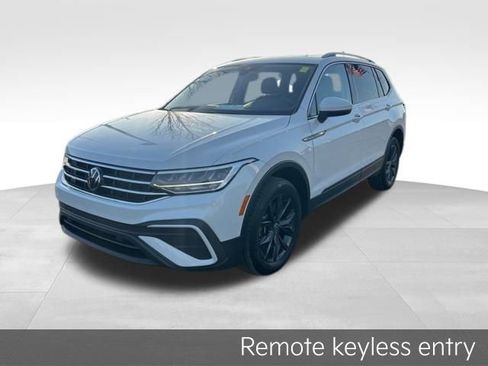 Used 2023 Volkswagen Tiguan SE image 3