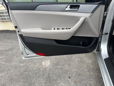 Used 2017 Hyundai Sonata SE image 2